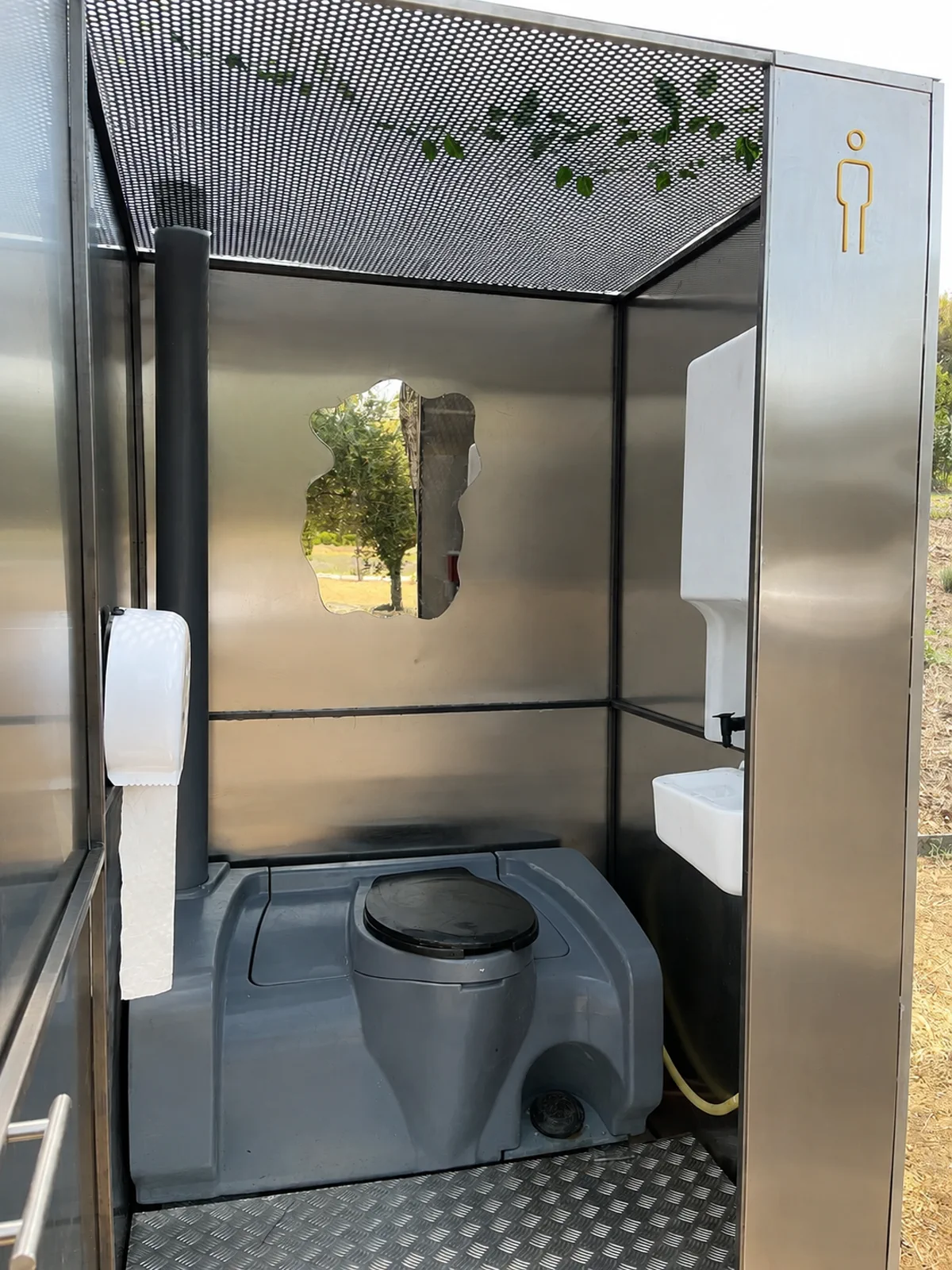 Intérieur d’une toilette événementielle MATUVU en aluminium