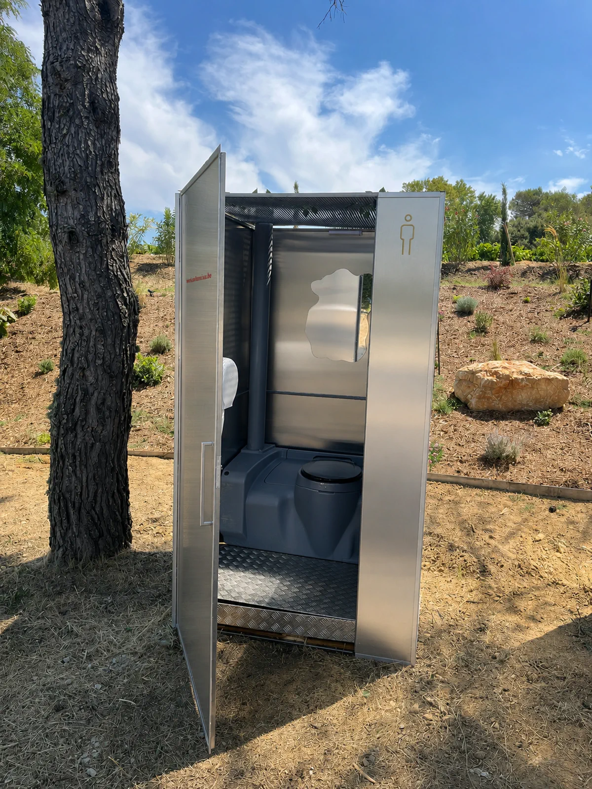 Toilette événementielle MATUVU en finition aluminium installée en extérieur