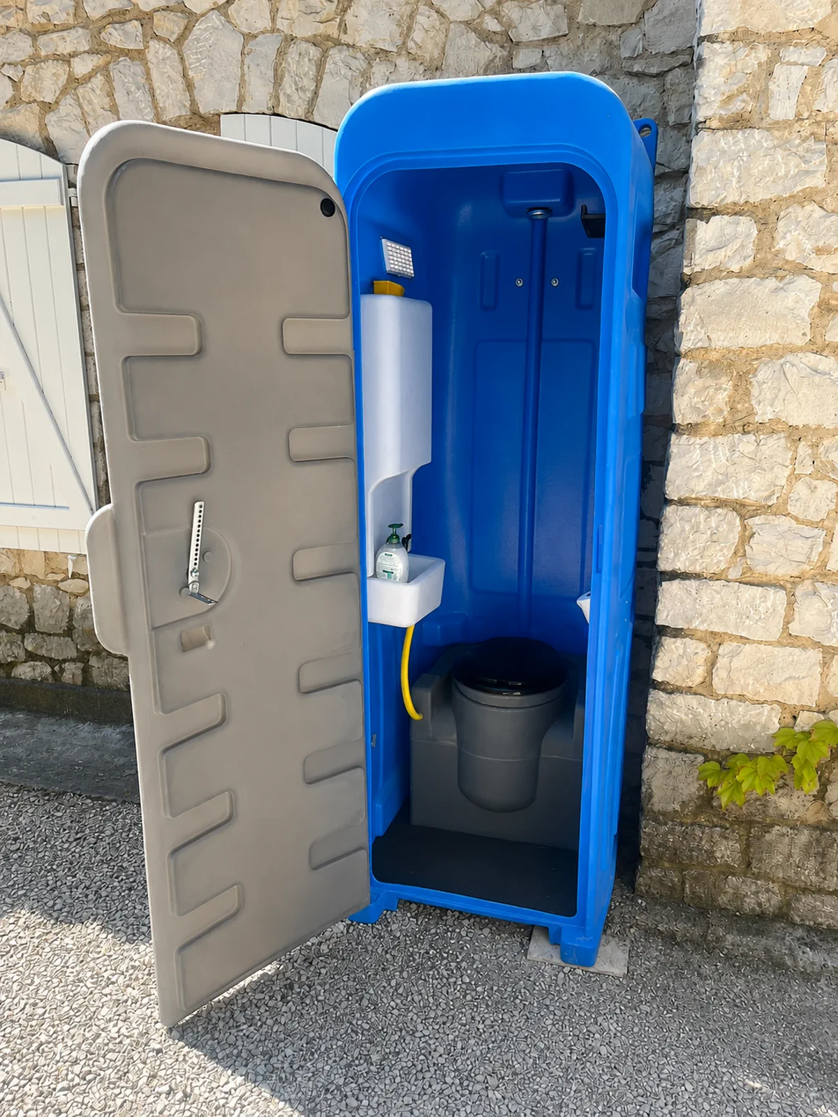 Toilette événementielle classique bleue avec lave-mains intégré