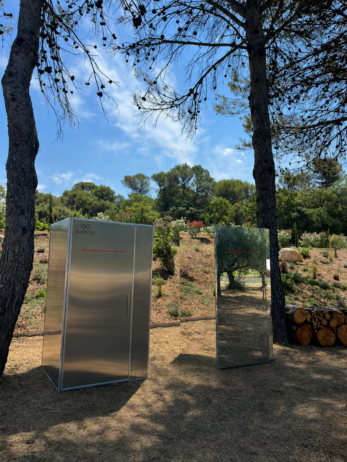 Toilettes de location MATUVU intégrées dans le paysage en Provence