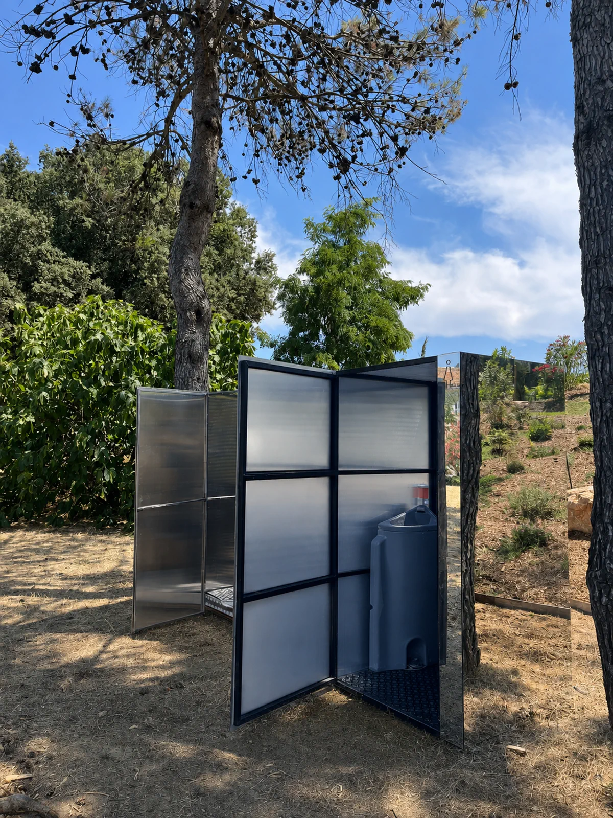 Installation d’une toilette événementielle MATUVU dans un domaine en Provence