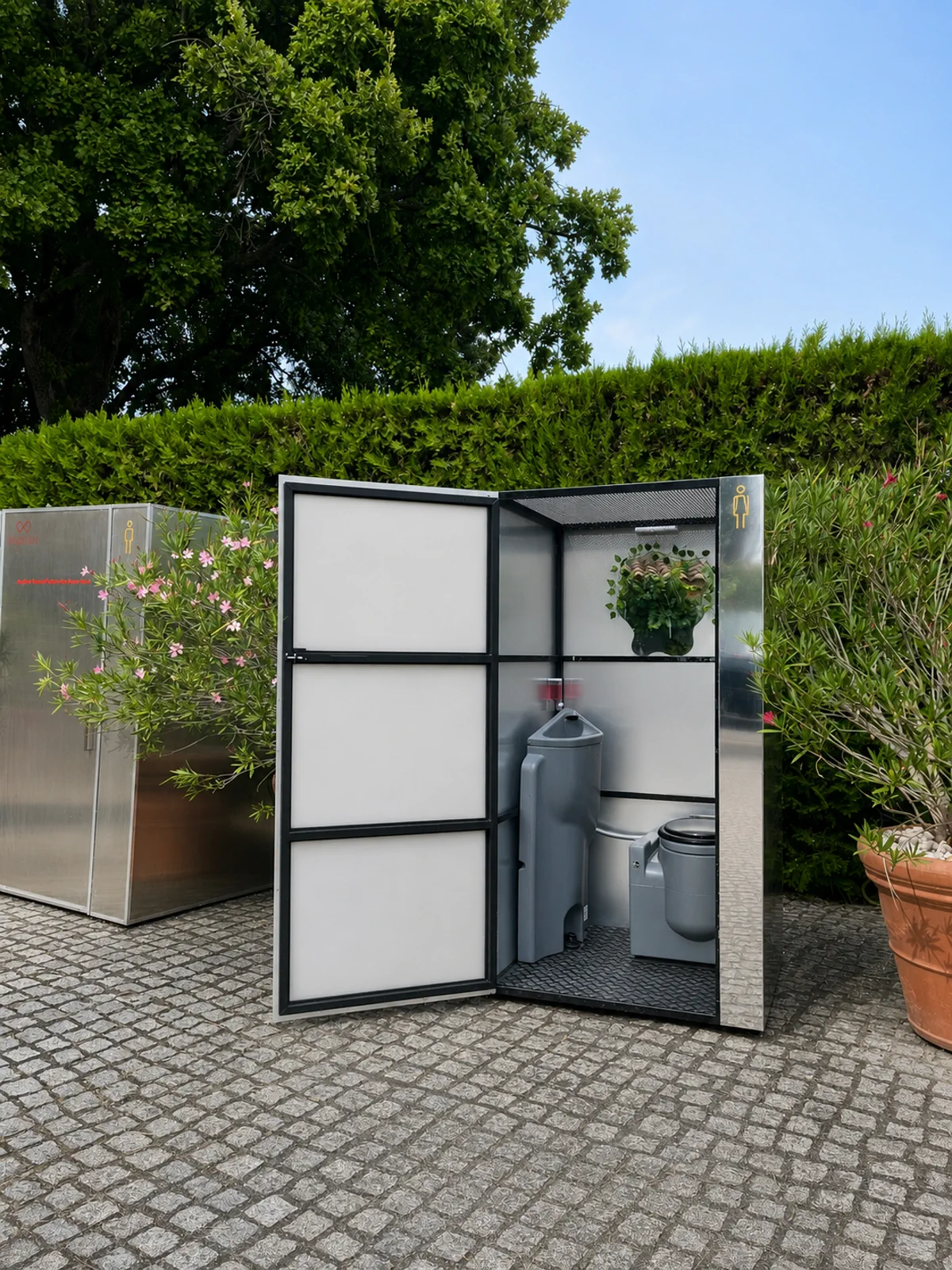 Toilette événementielle MATUVU en finition miroir ouverte dans un jardin provençal